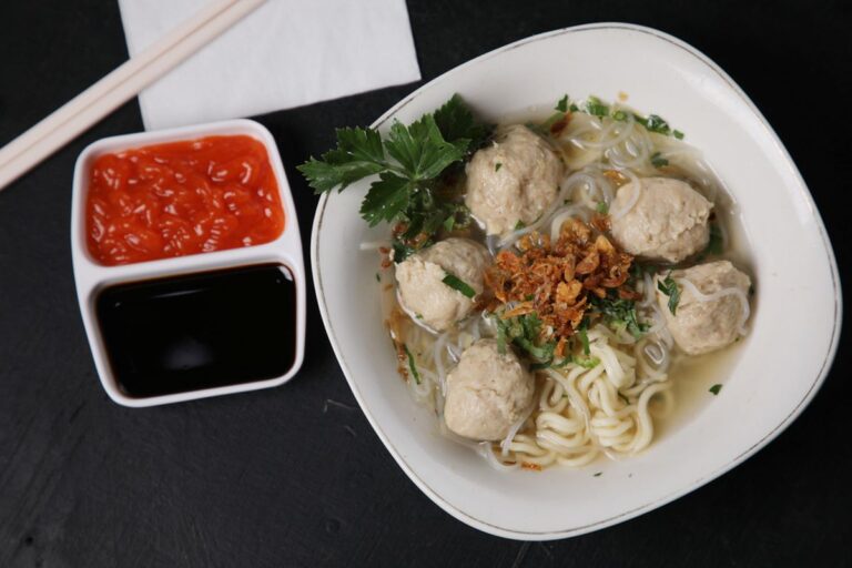 Bakso: Makanan Ikonik Indonesia yang Menggugah Selera