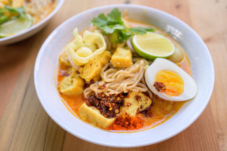 Ohn No Khao Swe: Mie Kuah Santan Lezat Khas Myanmar