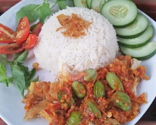 Ayam Geprek Sambal Pete – Kombinasi Pedas dan Aroma Khas yang Menggoda