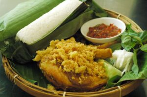 kelezatan-makanan-tradisional-nasi-timbel