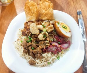 mengenal-lezatnya-makanan-mangkuk-pangsit-babi-yang-autentik