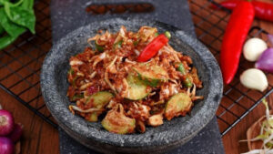 menikmati-kelezatan-makanan-karedok-tradisional