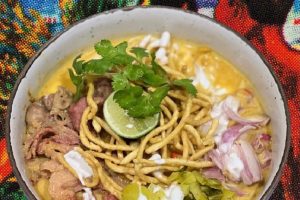 mengenal-khao-soi-sup-kuning-thailand-yang-lezat-dan-menggugah