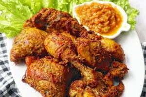 mengenal-lezatnya-makanan-ayam-goreng-kuning-tradisional