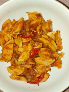 Makanan Sosis Goreng dengan Saus Bolognese yang Lezat
