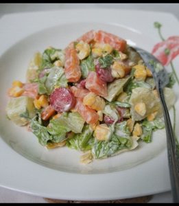 mengenal-lezatnya-makanan-sosis-salad-yang-segar-dan-praktis