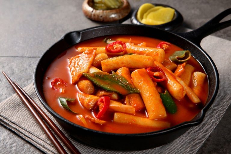 Mengenal Makanan Tteokbokki: Camilan Pedas dari Korea Selatan