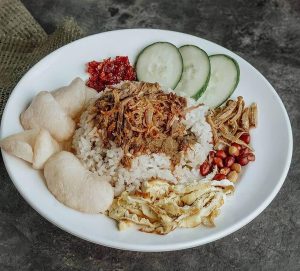 lezatnya-nasi-uduk-ayam-crispy-kombinasi-rasa-yang-menggoda
