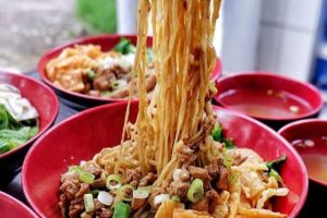 mengenal-lezatnya-makanan-mi-ayam-pangsit-yang-menggoda-lidah