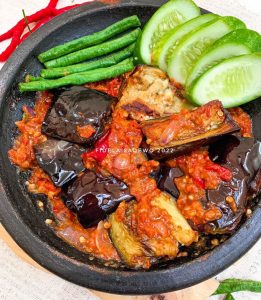 mengenal-lezatnya-makanan-terong-penyet-yang-menggugah-selera