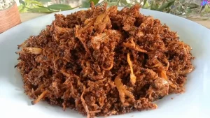 mengenal-makanan-srundeng-ayam-suwir-rasa-dan-keunikannya