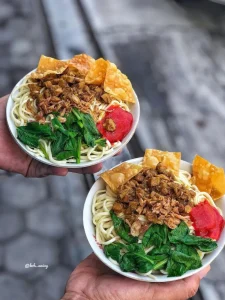 mie-ayam-bakar-lezatnya-hidangan-khas-yang-menggoda-selera