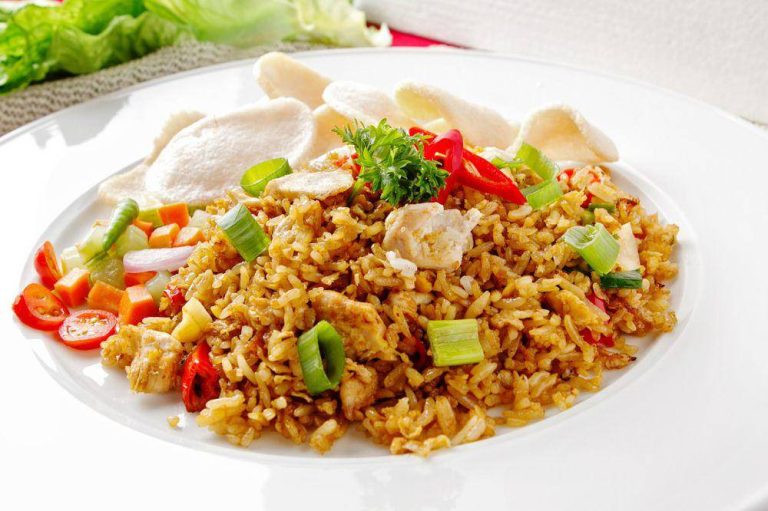 Nasi Goreng Ayam: Lezat dan Menggugah Selera