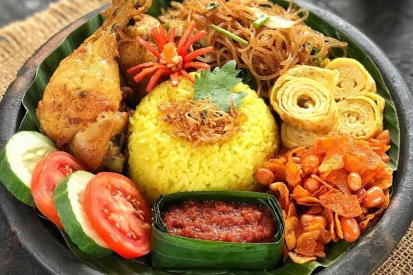 keindahan-dan-keberagaman-makanan-nasi-kuning-di-indonesia